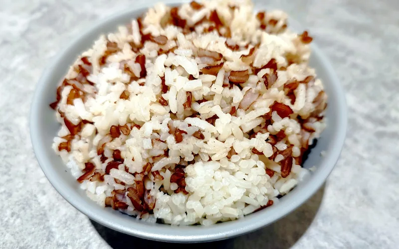 Tazón con arroz blanco y arroz integral