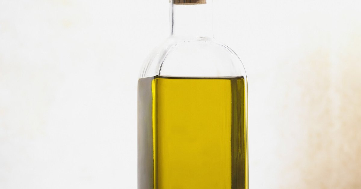 Botella de vidrio con aceite de oliva